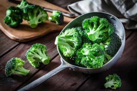 6 ízletes egészségügyi előnye a brokkoli evésével Információ a brokkoliról és az egészségről.